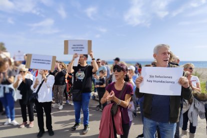 Concentración de vecinos del barrio de Costacabana para exigir medidas de prevención ante posibles inundaciones.