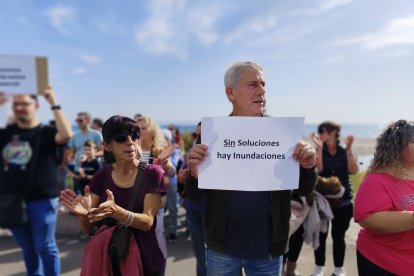 Concentración de vecinos del barrio de Costacabana para exigir medidas de prevención ante posibles inundaciones.