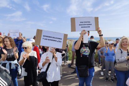 Concentración de vecinos del barrio de Costacabana para exigir medidas de prevención ante posibles inundaciones.