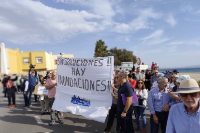 Concentración de vecinos del barrio de Costacabana para exigir medidas de prevención ante posibles inundaciones.