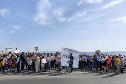 Concentración de vecinos del barrio de Costacabana para exigir medidas de prevención ante posibles inundaciones.