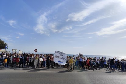 Concentración de vecinos del barrio de Costacabana para exigir medidas de prevención ante posibles inundaciones.