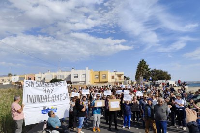 Concentración de vecinos del barrio de Costacabana para exigir medidas de prevención ante posibles inundaciones.