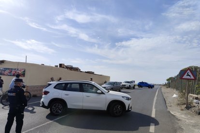 Concentración de vecinos del barrio de Costacabana para exigir medidas de prevención ante posibles inundaciones.