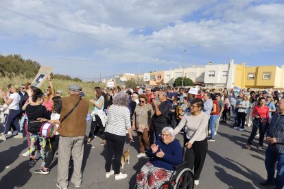 Concentración de vecinos del barrio de Costacabana para exigir medidas de prevención ante posibles inundaciones.