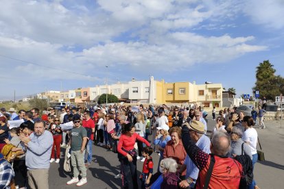 Concentración de vecinos del barrio de Costacabana para exigir medidas de prevención ante posibles inundaciones.