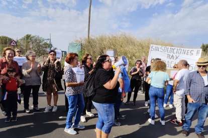 Concentración de vecinos del barrio de Costacabana para exigir medidas de prevención ante posibles inundaciones.