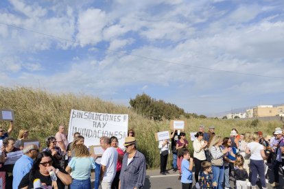 Concentración de vecinos del barrio de Costacabana para exigir medidas de prevención ante posibles inundaciones.