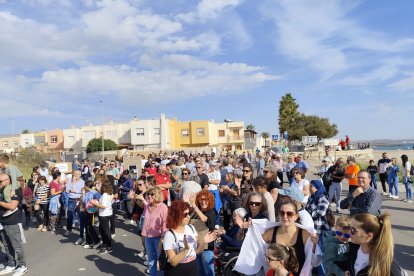 Concentración de vecinos del barrio de Costacabana para exigir medidas de prevención ante posibles inundaciones.