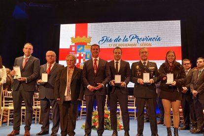 Foto de familia de los galardonados con las medallas de la provincia.
