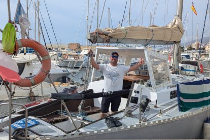 Raúl Martínez desde su velero, 'Quivitoq'.