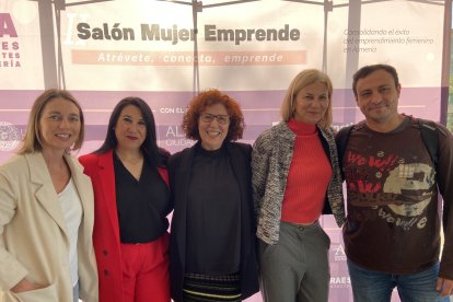 La atleta Emilia Paunica; Isabel Fernández, psicóloga de CEPSIAL; la entrenadora de fútbol Matilde Paniagua; Ana Fuentes de Intactúa y José Ler