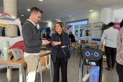El II Salón Mujer Emprende ha tenido lugar este lunes con motivo del Día Internacional de la Mujer Emprendedora.