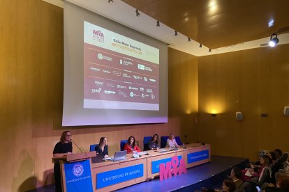 El II Salón Mujer Emprende ha tenido lugar este lunes con motivo del Día Internacional de la Mujer Emprendedora.