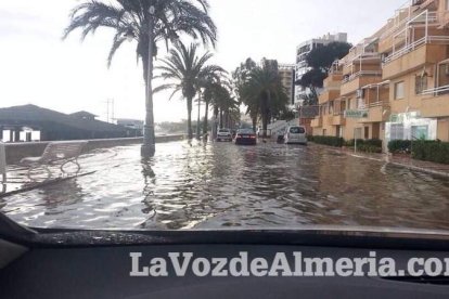 Fuerte tomba de agua caída en Almería.