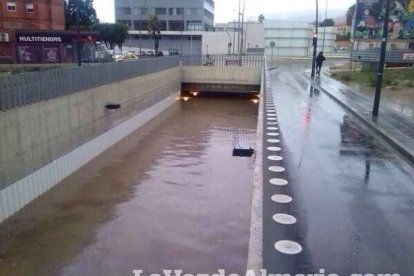 Fuerte tomba de agua caída en Almería.