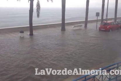 Fuerte tomba de agua caída en Almería.