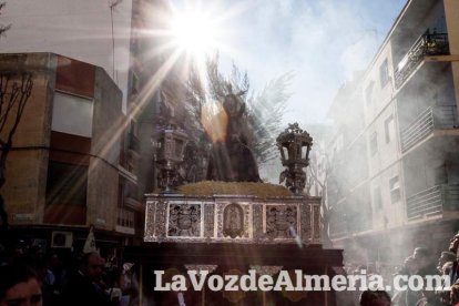 El sol ‘ilumina’ a los cofrades  de La Borriquita. Fotos: Fran Muñoz