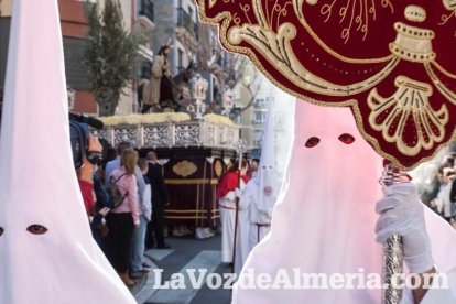 El sol ‘ilumina’ a los cofrades  de La Borriquita. Fotos: Fran Muñoz