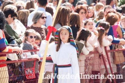 El sol ‘ilumina’ a los cofrades  de La Borriquita. Fotos: Fran Muñoz