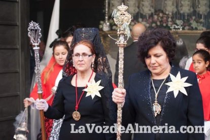 El sol ‘ilumina’ a los cofrades  de La Borriquita. Fotos: Fran Muñoz