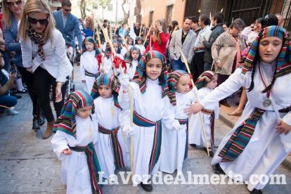 El sol ‘ilumina’ a los cofrades  de La Borriquita. Fotos: Fran Muñoz