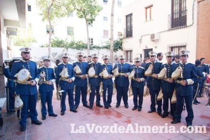 El sol ‘ilumina’ a los cofrades  de La Borriquita. Fotos: Fran Muñoz