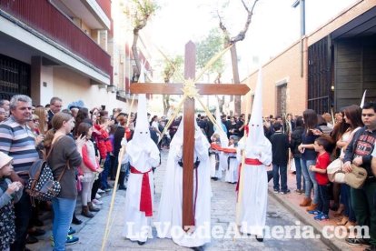 El sol ‘ilumina’ a los cofrades  de La Borriquita. Fotos: Fran Muñoz