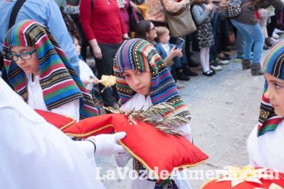 El sol ‘ilumina’ a los cofrades  de La Borriquita. Fotos: Fran Muñoz