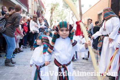 El sol ‘ilumina’ a los cofrades  de La Borriquita. Fotos: Fran Muñoz