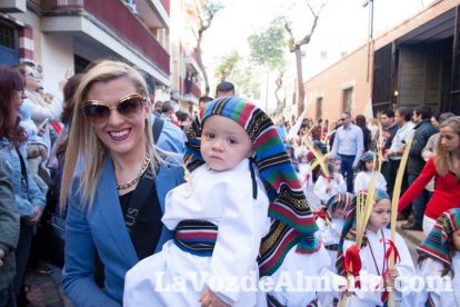 El sol ‘ilumina’ a los cofrades  de La Borriquita. Fotos: Fran Muñoz