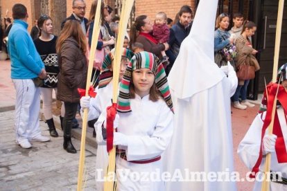 El sol ‘ilumina’ a los cofrades  de La Borriquita. Fotos: Fran Muñoz