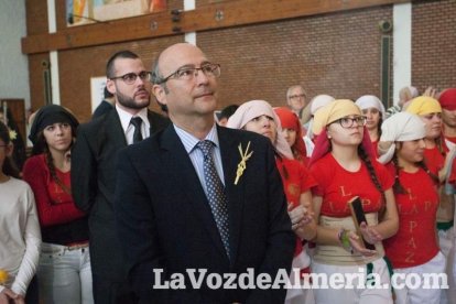 El sol ‘ilumina’ a los cofrades  de La Borriquita. Fotos: Fran Muñoz