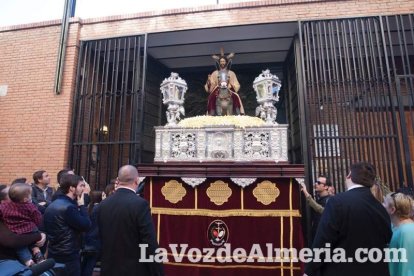 El sol ‘ilumina’ a los cofrades  de La Borriquita. Fotos: Fran Muñoz