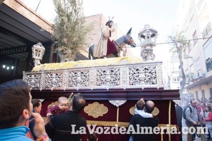 El sol ‘ilumina’ a los cofrades  de La Borriquita. Fotos: Fran Muñoz