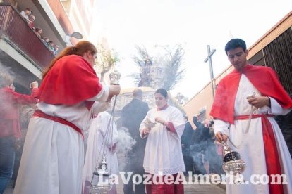 El sol ‘ilumina’ a los cofrades  de La Borriquita. Fotos: Fran Muñoz