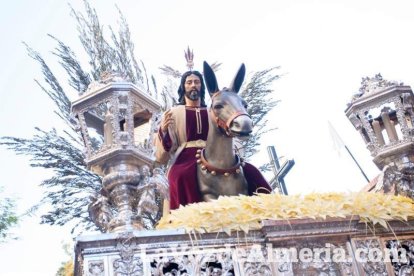 El sol ‘ilumina’ a los cofrades  de La Borriquita. Fotos: Fran Muñoz