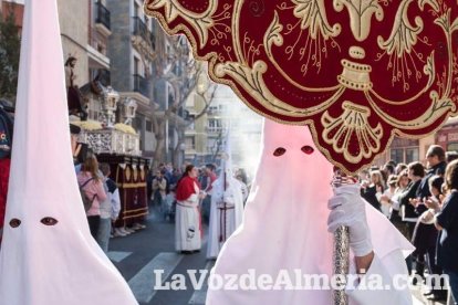 El sol ‘ilumina’ a los cofrades  de La Borriquita. Fotos: Fran Muñoz