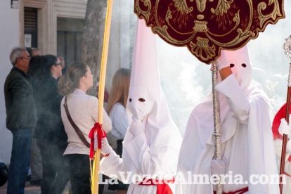 El sol ‘ilumina’ a los cofrades  de La Borriquita. Fotos: Fran Muñoz
