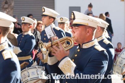 El sol ‘ilumina’ a los cofrades  de La Borriquita. Fotos: Fran Muñoz
