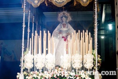 El sol ‘ilumina’ a los cofrades  de La Borriquita. Fotos: Fran Muñoz