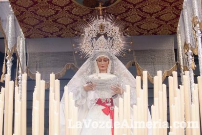 El sol ‘ilumina’ a los cofrades  de La Borriquita. Fotos: Fran Muñoz