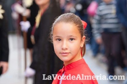 El sol ‘ilumina’ a los cofrades  de La Borriquita. Fotos: Fran Muñoz