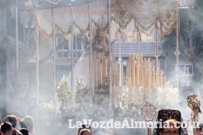 El sol ‘ilumina’ a los cofrades  de La Borriquita. Fotos: Fran Muñoz