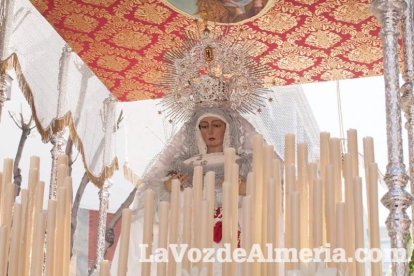 El sol ‘ilumina’ a los cofrades  de La Borriquita. Fotos: Fran Muñoz