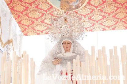 El sol ‘ilumina’ a los cofrades  de La Borriquita. Fotos: Fran Muñoz