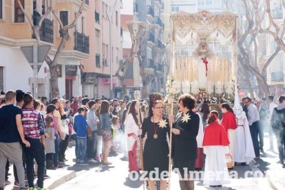 El sol ‘ilumina’ a los cofrades  de La Borriquita. Fotos: Fran Muñoz