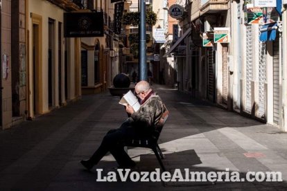 El sol ‘ilumina’ a los cofrades  de La Borriquita. Fotos: Fran Muñoz