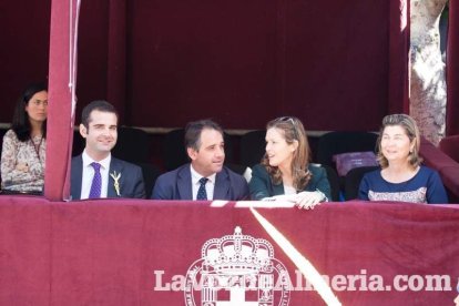 El sol ‘ilumina’ a los cofrades  de La Borriquita. Fotos: Fran Muñoz