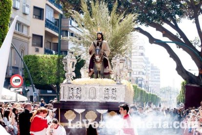 El sol ‘ilumina’ a los cofrades  de La Borriquita. Fotos: Fran Muñoz